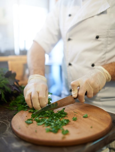 When should kitchen staff wear gloves?